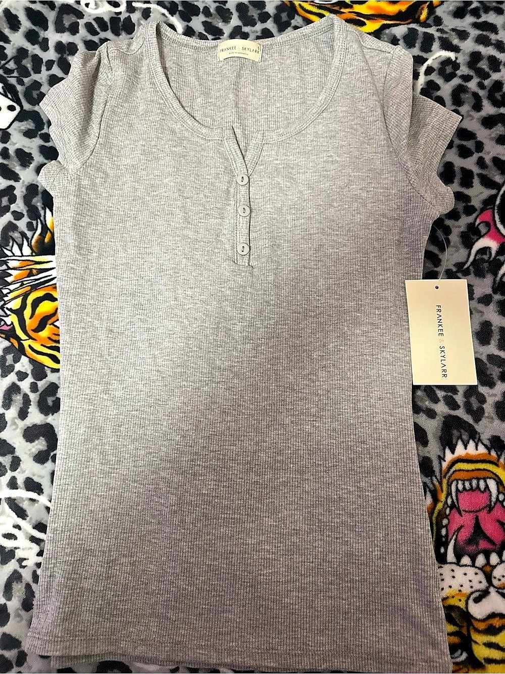 Frankee & Skylarr Ribbed Short Sleeve Top in Gray